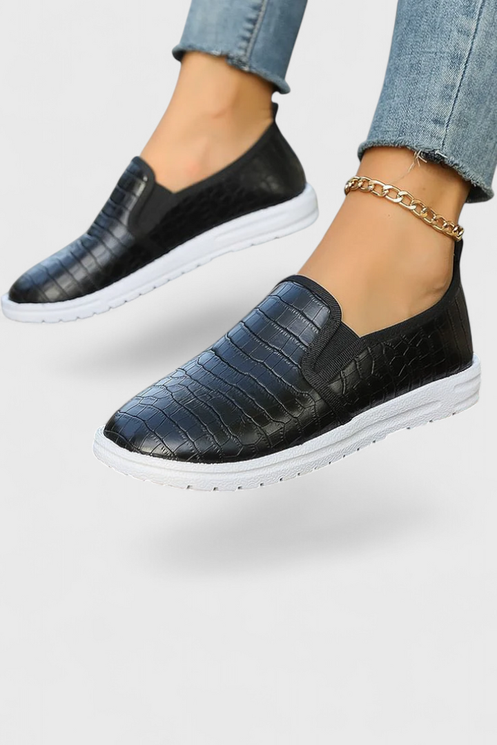 Chic Veerle Round Toe Loafers with a Polished Glossy Finish