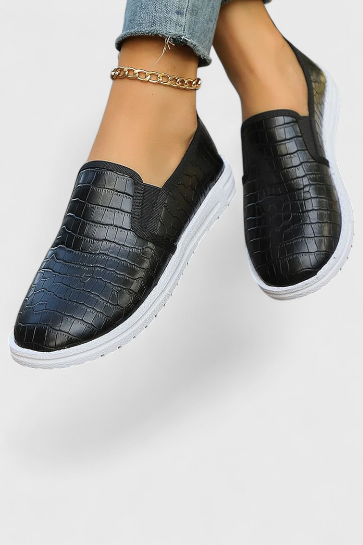 Chic Veerle Round Toe Loafers with a Polished Glossy Finish