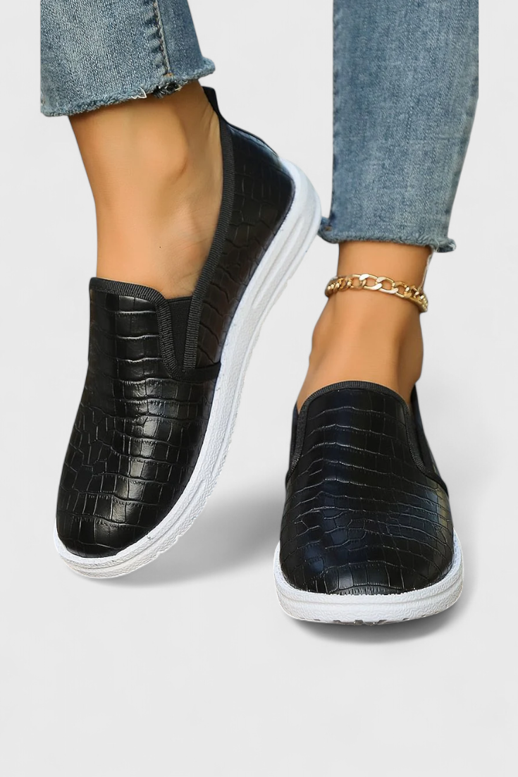 Chic Veerle Round Toe Loafers with a Polished Glossy Finish