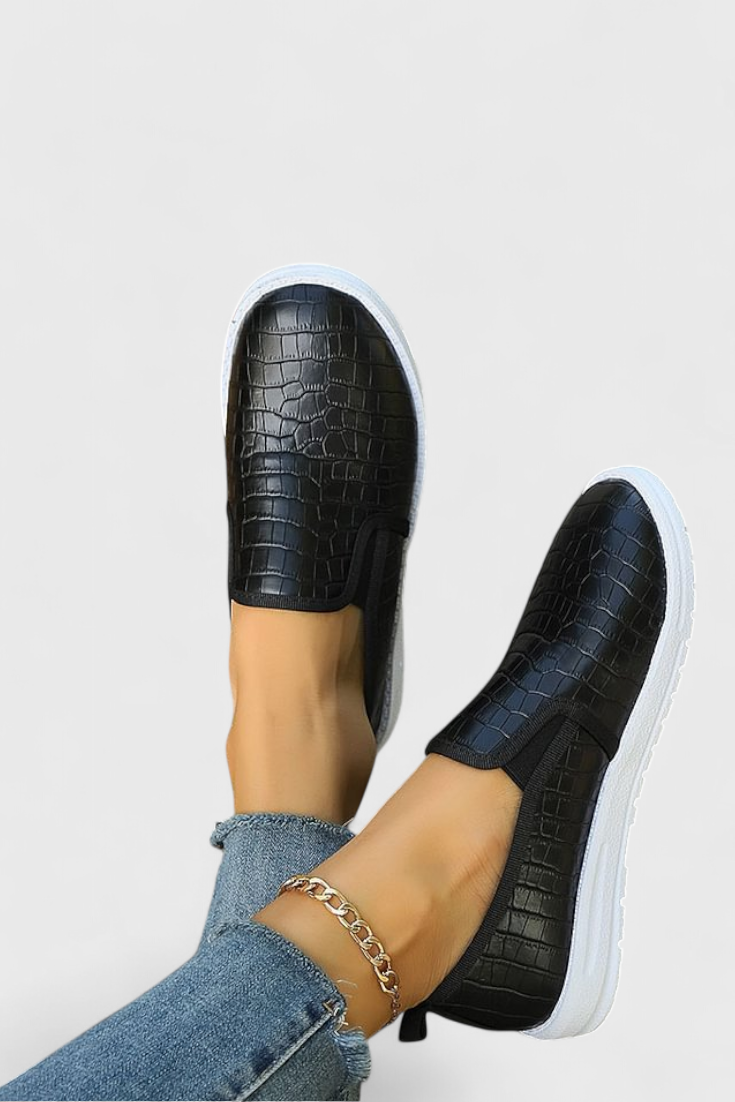 Chic Veerle Round Toe Loafers with a Polished Glossy Finish